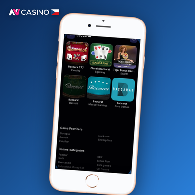 Ruce dealera rozdávající karty u stolu v NV Casino live casino sekci